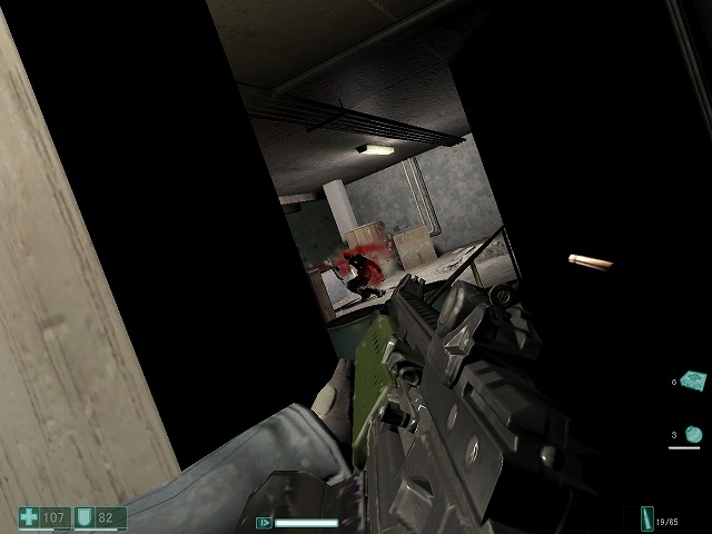 体を左右に傾ける「リーン」を行っている画像